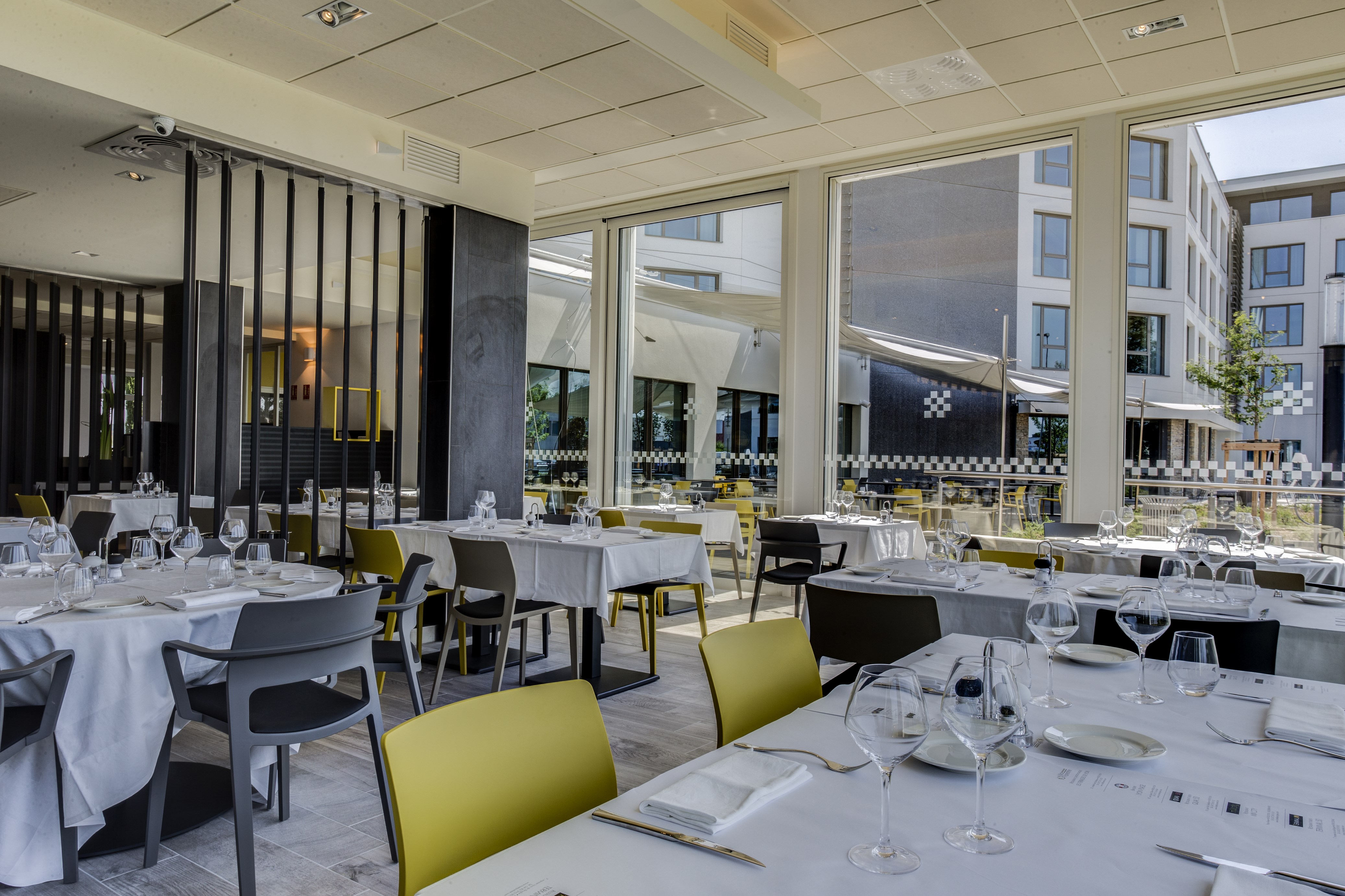 Salle-du-restaurant-vue-terrasse